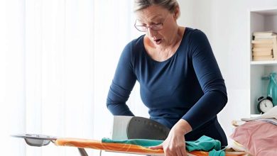 چگونه لباس چسبیده به اتو را پاک کنیم