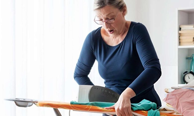 چگونه لباس چسبیده به اتو را پاک کنیم