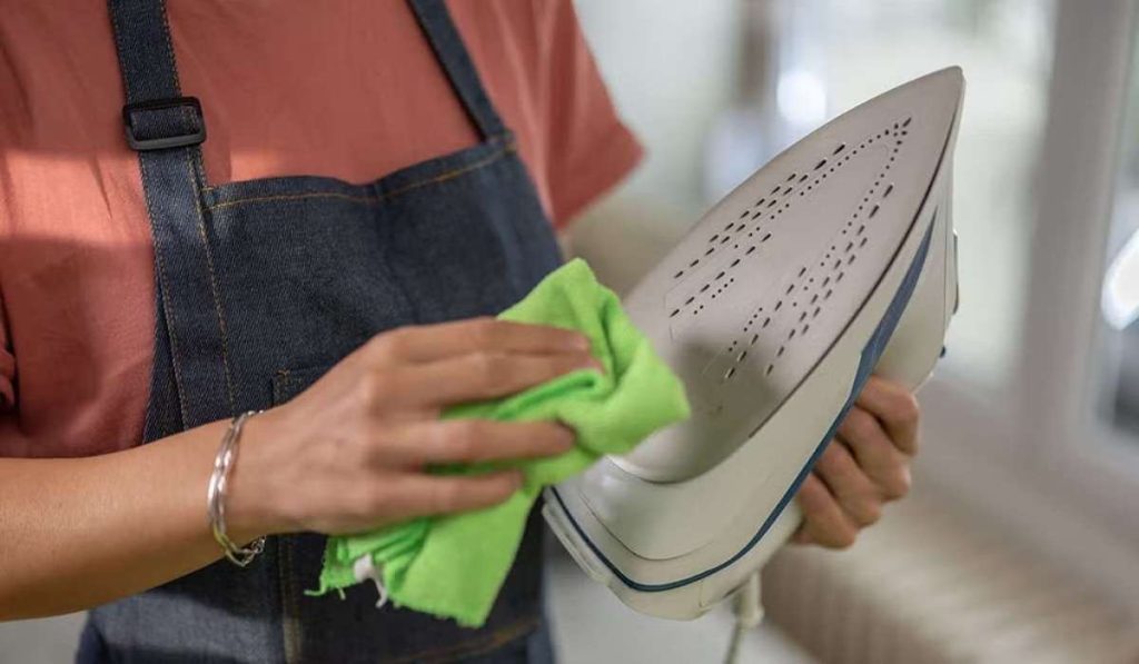 استفاده از یخ برای پاک‌کردن و جداسازی اتو