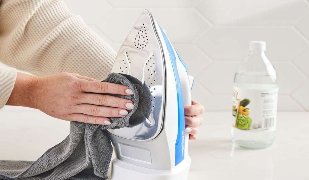 استفاده از سرکه برای جداکردن پارچه چسبیده به اتو