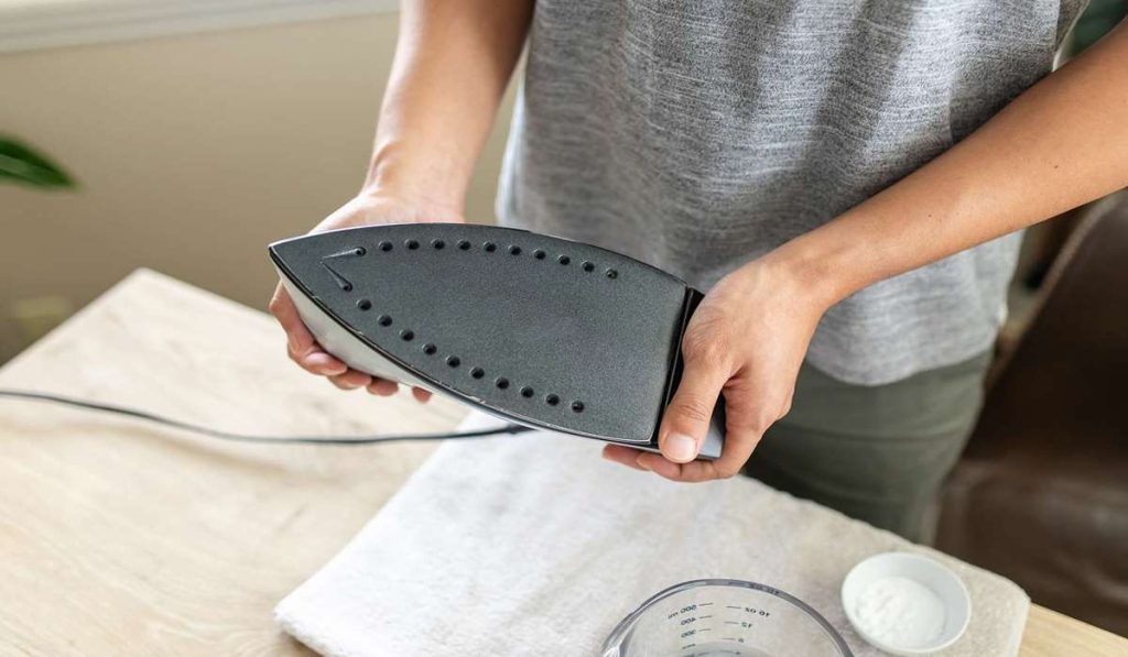 مراجعه به تعمیرکار برای نشتی اتو