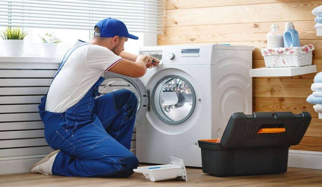 تکنسین برای رفع ابگیری ماشین لباسشویی